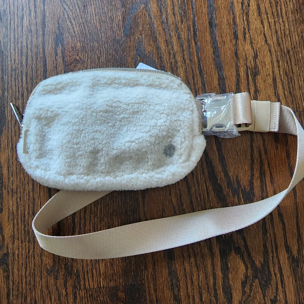 Lululemon Everywhere Fleece Belt Bag Ivory & Silver - Picture 3 of 7